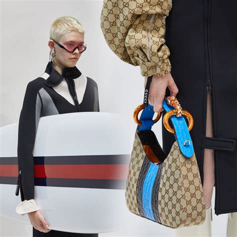 gucci sfilata con le teste delle modelle in mano|istante di gucci.